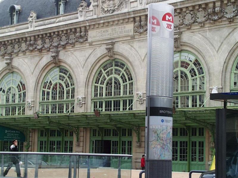 Totems PC entrada metro Lyon.